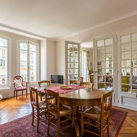 Apartment Veeve Ornate In The 8th